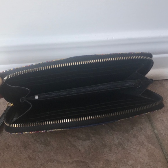 Patterned wallet - Picture 2 of 4